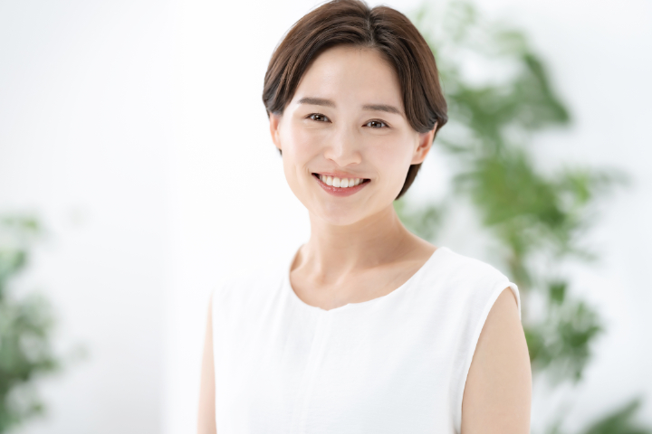 前歯をインプラントにし口元に自信が出た笑顔の女性