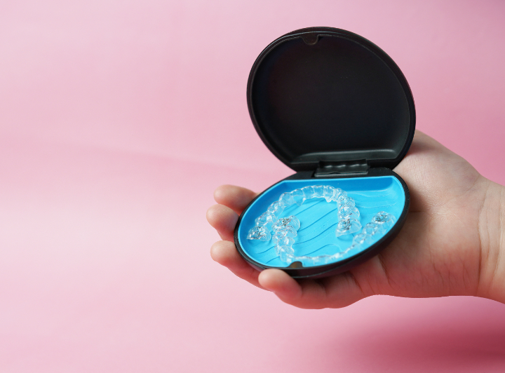 インビザライン・ファーストを手にする子ども