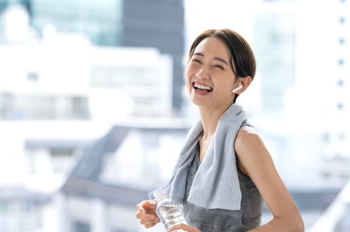 セラミック治療をした綺麗な歯で笑う女性