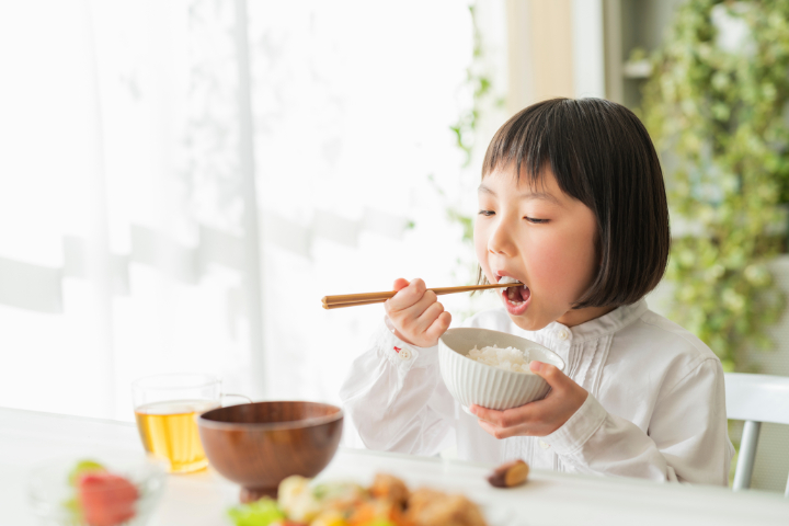 すきっ歯になるのを防ぐためによく噛んで食事をする女の子