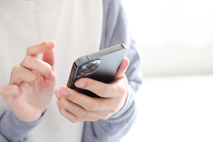 スマートフォンでリマインダーを設定する女性