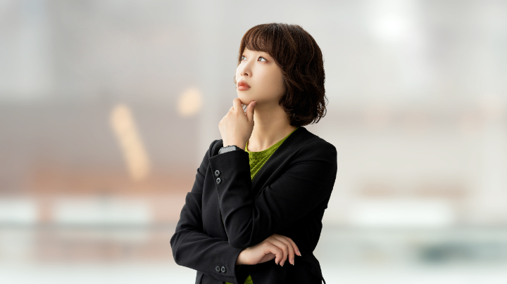 顎関節症を放置するとどうなるのか考える女性