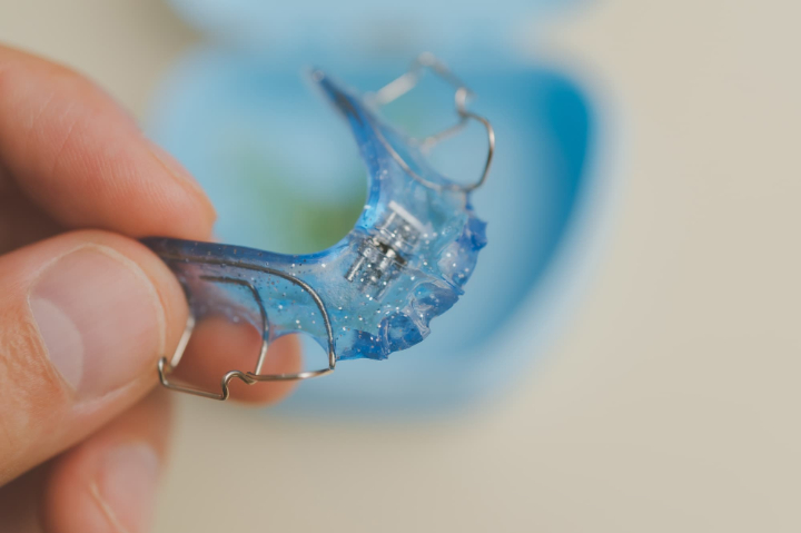 床矯正の装置を持つ子供の指