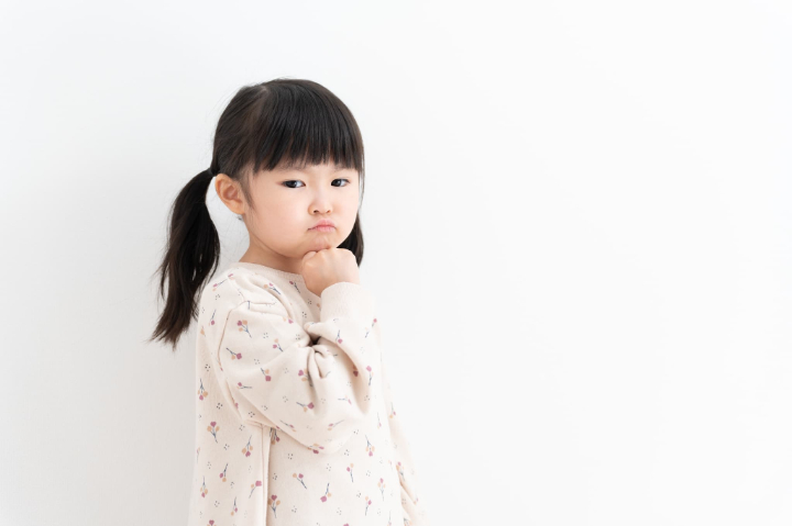 マイオブレースは痛いか考える不安そうな表情の子ども