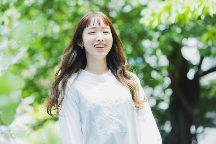 笑顔で散歩する女性