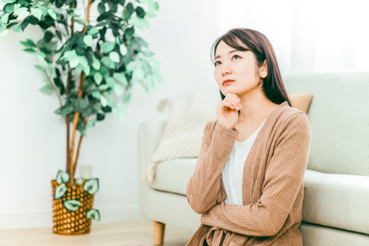 歯のクリーニングの費用がどれくらいかかるかを考えている女性