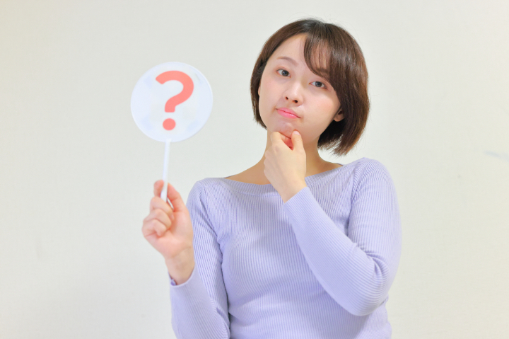 金属アレルギーでもセラミックの歯は選択できるのか疑問をもつ女性