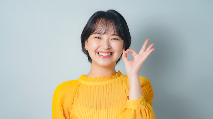 セラミックの歯にしてアレルギーの心配がなくなった女性