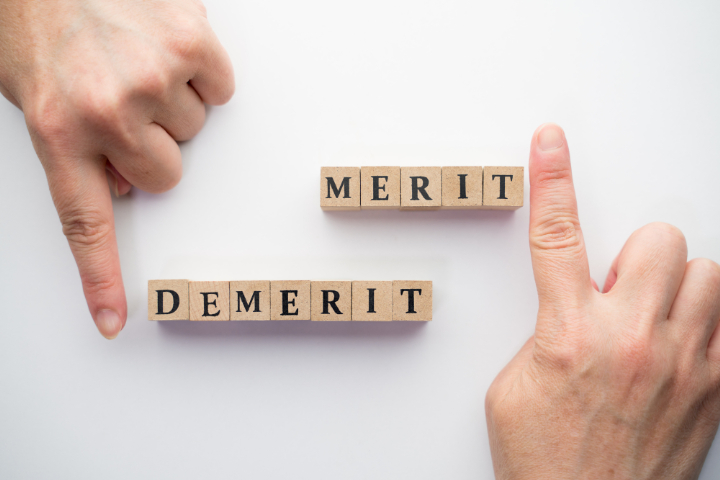 セラミックを選ぶメリットとデメリットを伝えるイメージ