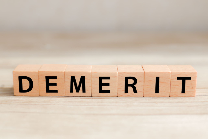 インビザライン・ファーストのデメリットを説明するイメージ