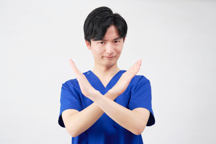 妊娠中のインプラントは避けるべきだと示す歯科医