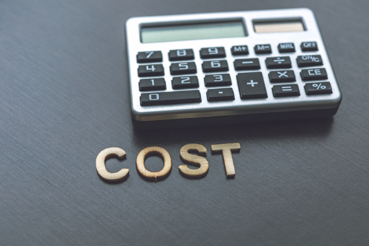 審美歯科治療の費用を計算するイメージ