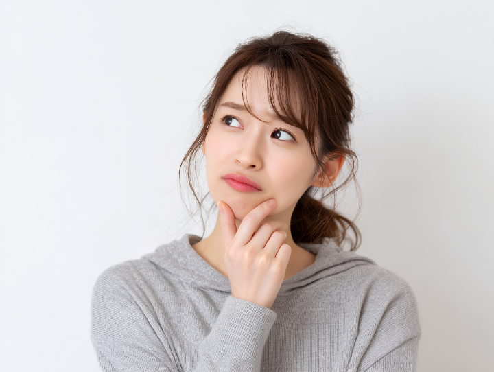 審美歯科治療は保険適用の対象になるのか疑問をもつ女性