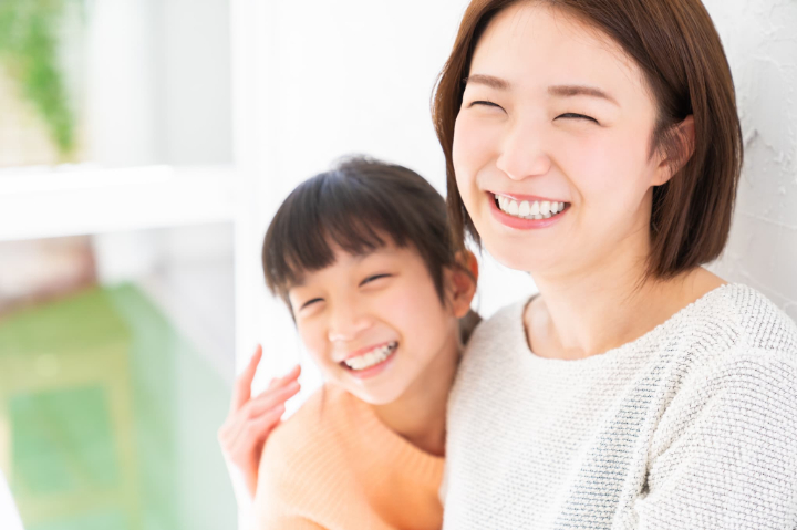 矯正できれいな歯ならびになった子どもと笑顔の母