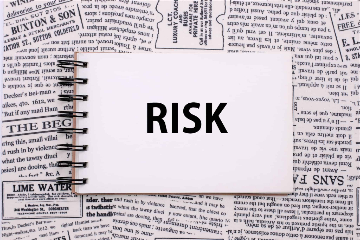 子どもの歯並びが悪いまま放置するリスクを説明するイメージ