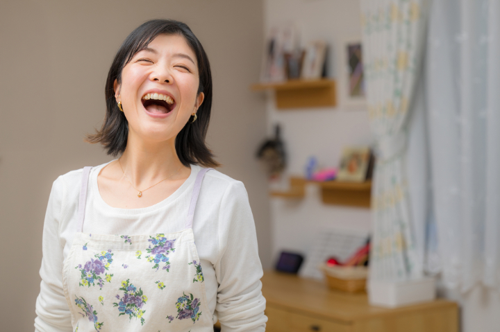 顎関節症を治療して口を開けて笑えるようになった女性