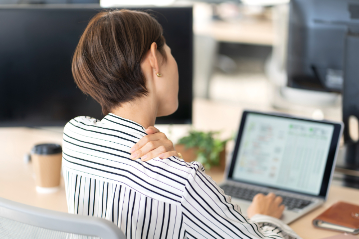 肩こりが気になる女性