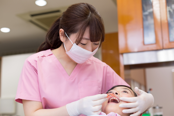 床矯正の装置を装着する様子