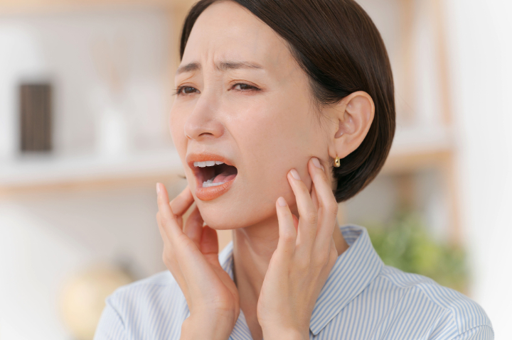 顎を痛がる女性