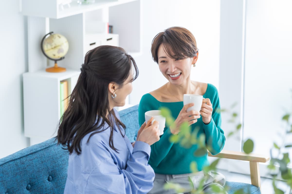 口臭が気にならなくなり会話を楽しむ女性