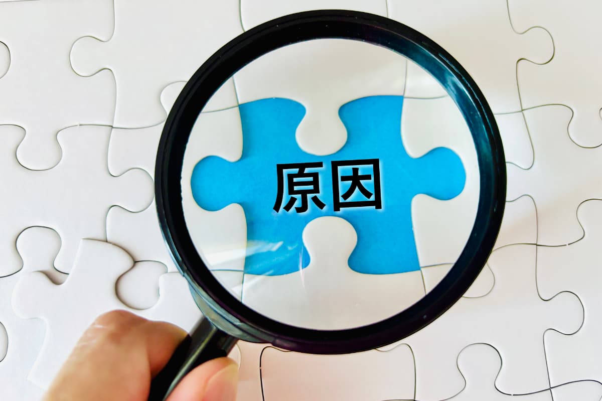 インプラント治療後に口臭が発生する原因を伝えるイメージ