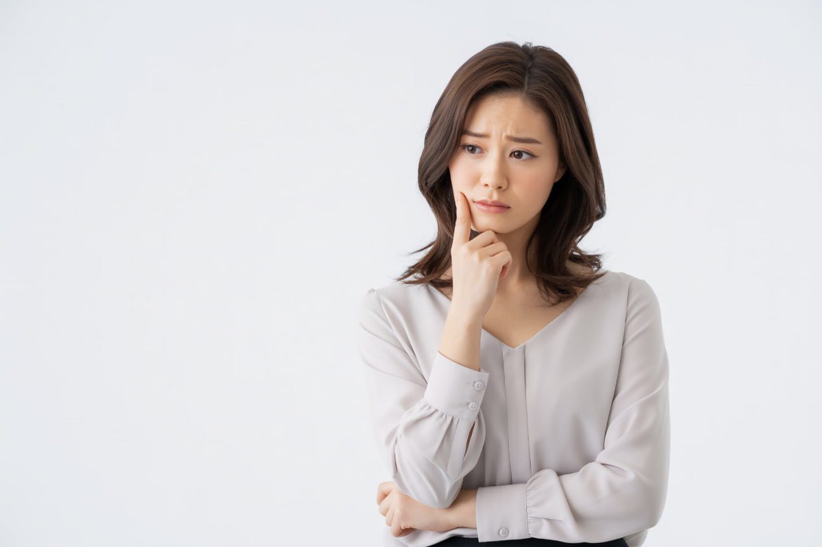 インプラントが原因の頭痛はどのくらい続くのか疑問をもつ女性