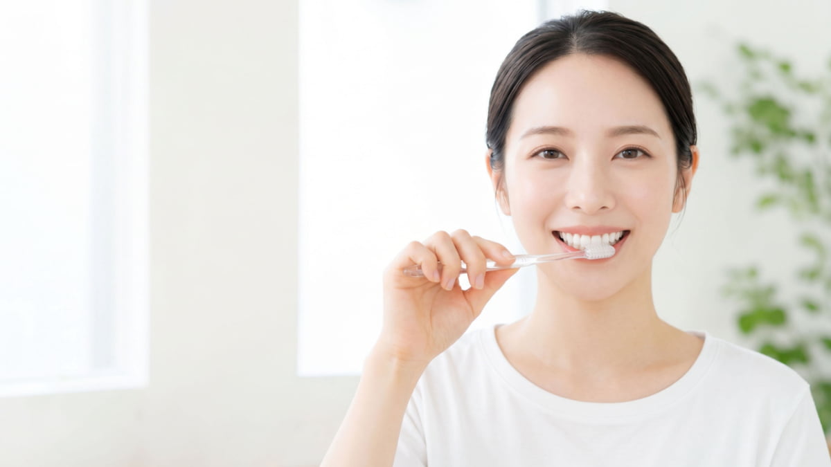 歯周病予防のため丁寧な歯磨きを心がける女性