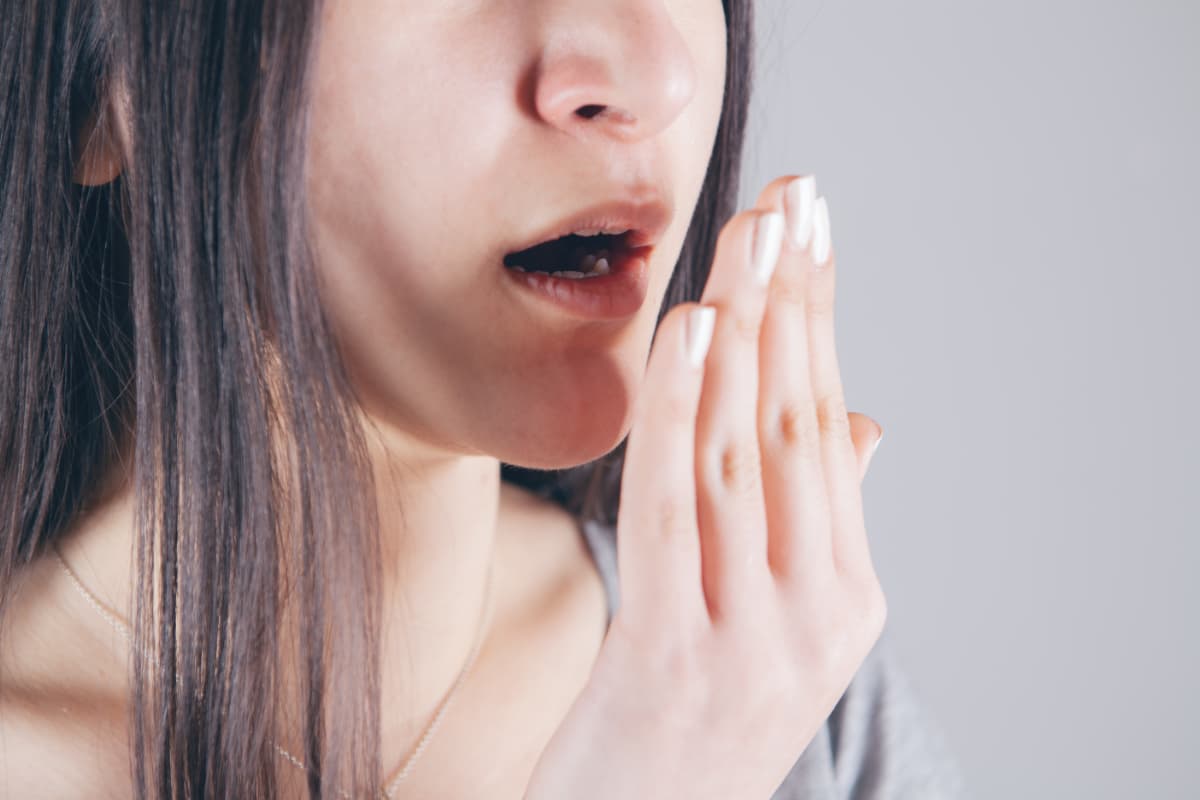 口臭が強くなったと感じる女性