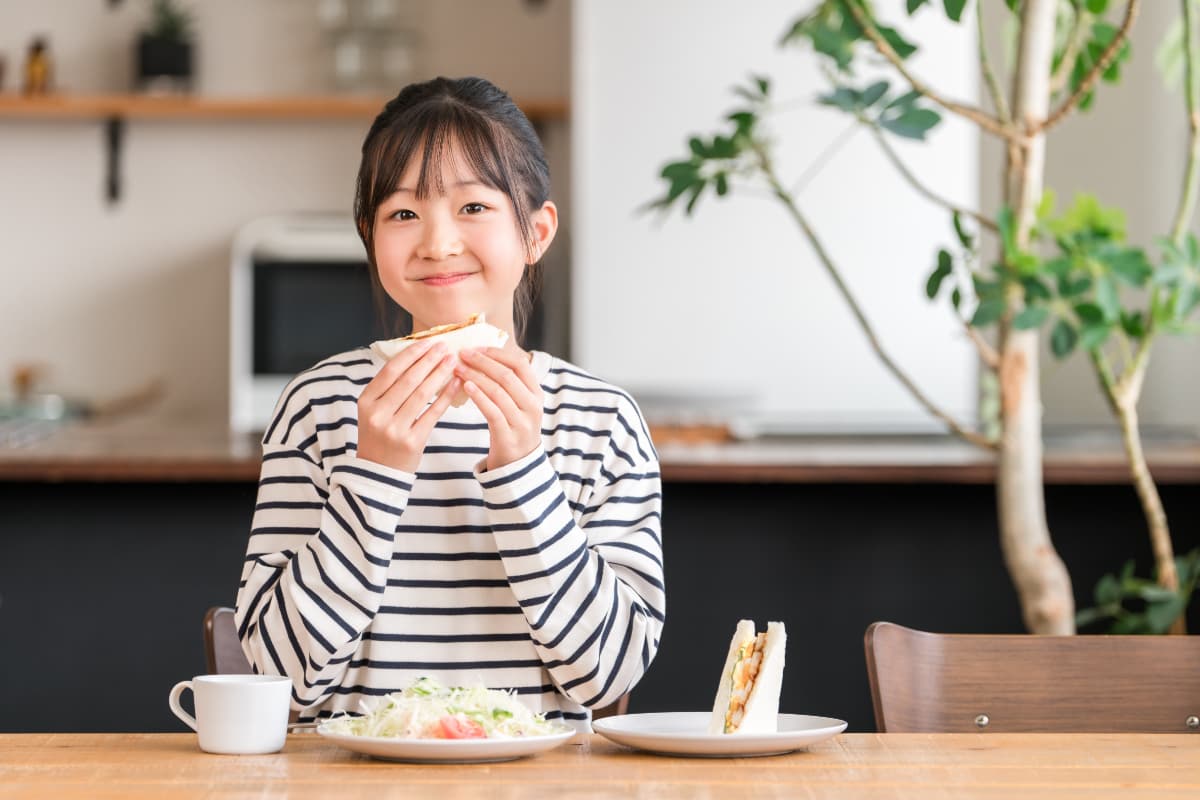 笑顔で食事をする矯正中の女の子